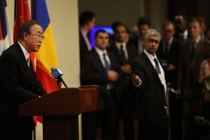 Tổng thư ký Ban Ki-moon bày tỏ quan ngại trước tình hình căng thẳng tại Ukraine.